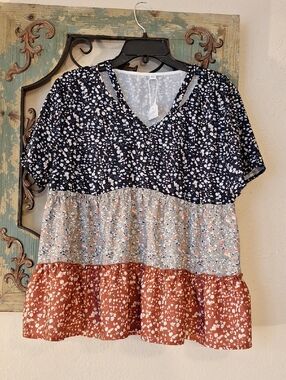 Colorblock Tiered V-Neck Blouse in Navy, Light Gray and Rust. NWT Size XXL